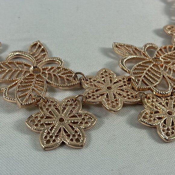 1946 Gold Tone Open Work Flower Necklace Bib Style Floral Statement - Picture 4 of 11